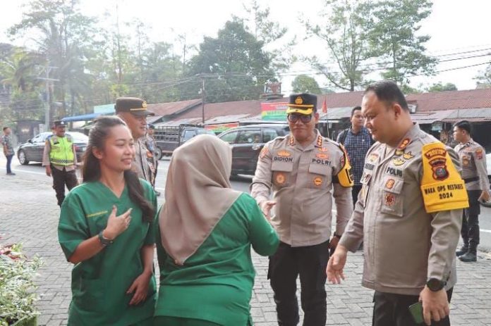 Kapolrestabes Medan Kombes Pol Gidion Arif Setyawan saat meninjau kondisi kawasan jalur Medan-Berastagi