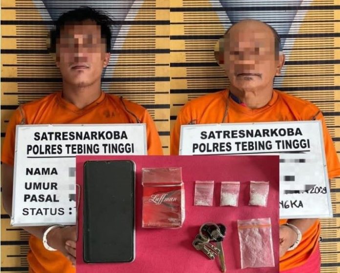 Kedua pelaku bersama barang bukti saat diamankan di Mapolres Tebing Tinggi