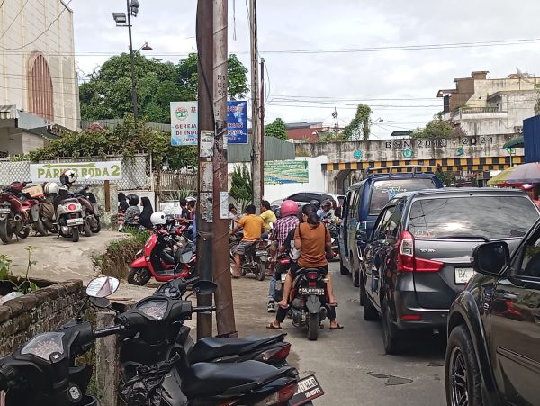 Kendaraan-kendaraan yang terjebak macet di Jalan Merdeka tepatnya depan Pasar Horas Siantar