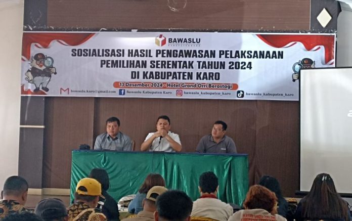 Ketua Bawaslu Karo, didampingi Kordinator Koordinator Penanganan Pelanggaran Bawaslu Karo saat melaksanakan sosialisasi