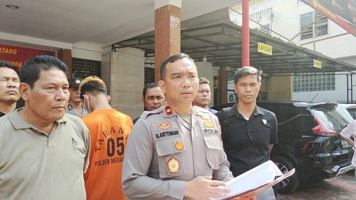 Kapolsek Medan Area Kompol Hendrik Aritonang saat memberikan keterangan pers (f: matius/mistar)