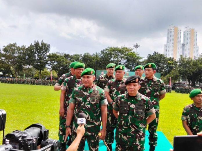 Mantan Panglima Kodam I Bukit Barisan Letjen Mochammad Hasan bersama Panglima Kodam I Bukit Barisan yang baru Mayjen Rio Firdianto