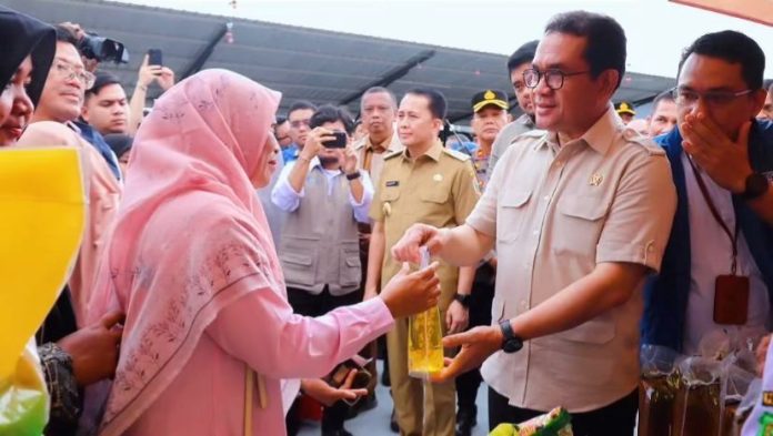 Mendag Budi Santoso didamping Pj Gubernur Agus Fatoni dan Wali Kota Medan, Bobby Nasution, menyerahkan minyak goreng kepada warga di kegiatan Gerakan Pangan Murah