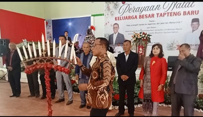 Bupati Tapteng terpilih, Masinton Pasaribu menyalakan lilin pada perayaan Natal Tapteng Baru. (f:feliks/mistar)