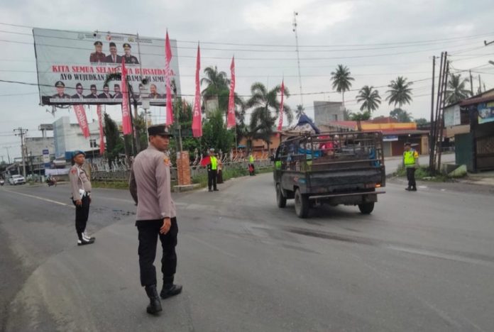 Pengamanan dan pengaturan lalu lintas di titik rawan macet di Jalinsum Asahan. (f:ist/mistar)