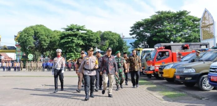 Kapolres Tebing Tinggi, AKBP Drs. Simon Paulus Sinulingga saat memeriksa kesiapan personel gabungan dalam Operasi Lilin Toba 2024. (f:ist/mistar)