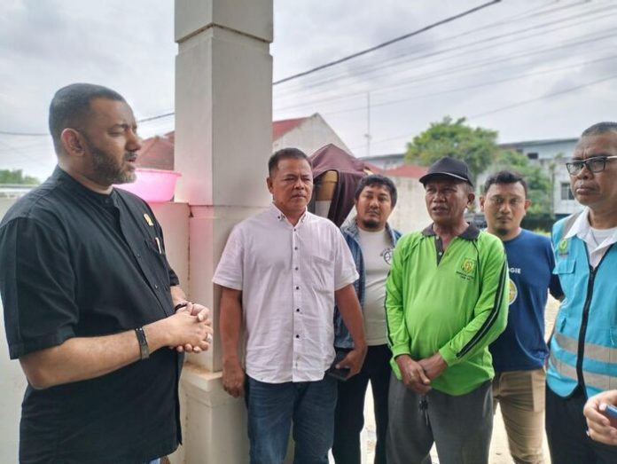 Anggota Komisi IV DPRD Kota Medan, Rommy Van Boy saat meninjau warga terdampak banjir di Jalan Karya Jaya Gang Eka Wali Pribadi, Kelurahan Gedung Johor, Kecamatan Medan Johor (f:ist/mistar)