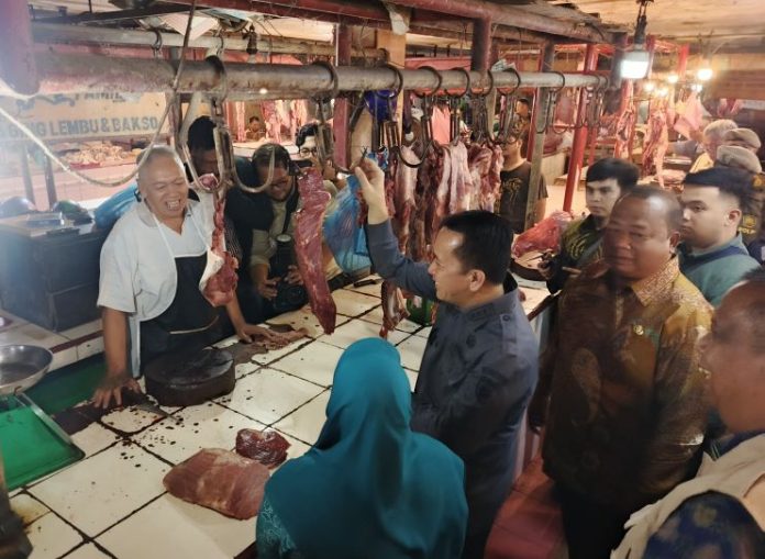 Penjabat (Pj) Gubernur Sumatera Utara (Gubsu), Agus Fatoni memantau harga daging di pasar Petisah