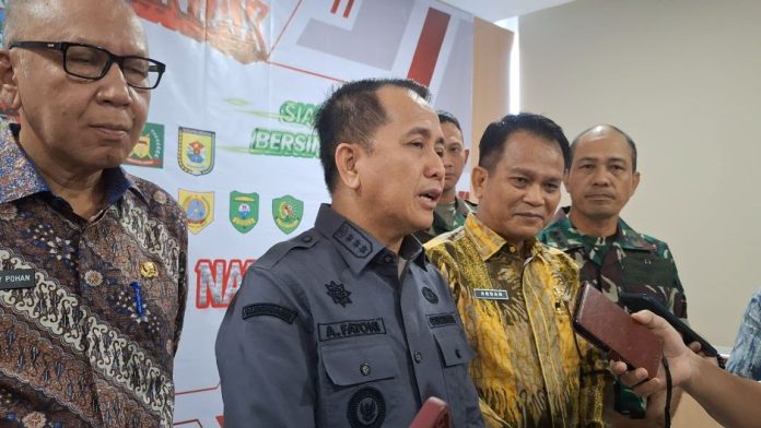 Pj Gubernur Sumut (tengah) menjawab pertanyaan wartawan di Aula Raja Inal Siregar, Jumat (6/12/24)