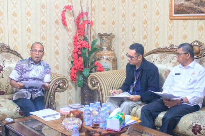 Pj. Bupati Tapteng Sugeng Riyanta saat memimpin rapat evaluasi penyaluran DAK fisik tahap III tahun 2024 Kabupaten Tapteng. (f:ist/mistar)