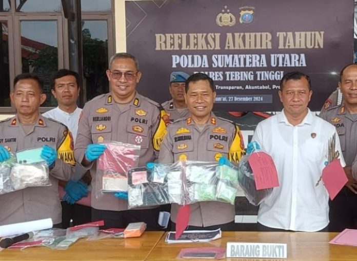 Kapolres Tebing Tinggi AKBP Simon Paulus Sinulingga saat memaparkan pengungkapan kasus sepanjang 2024.(f:ist/mistar)