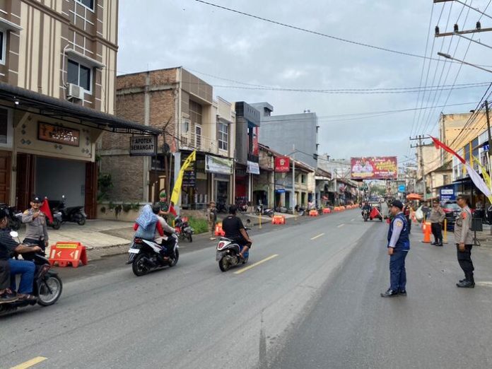 Personel Pospam I Kota Pinang melakukan pengaturan arus lalin yang terpantau aman dan lancar, Senin (23/12/2024) (f:ist/mistar)