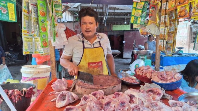 Salah seorang pedagang ayam di Pasar Kampung Lalang, Tarigan