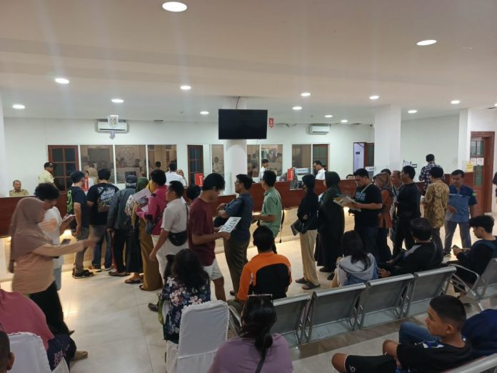 Suasana Samsat Medan Selatan di hari terakhir pemutihan pajak kendaraan