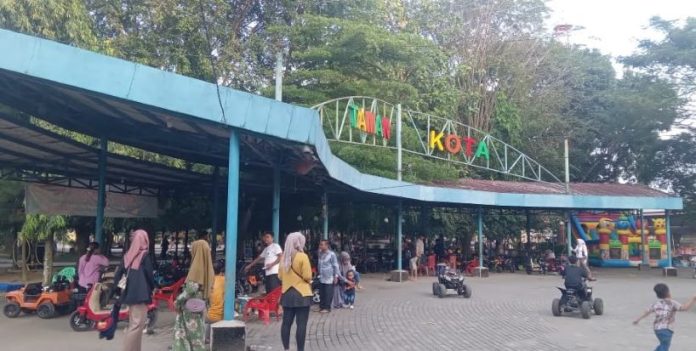 Suasana di Taman Kota Tebing Tinggi