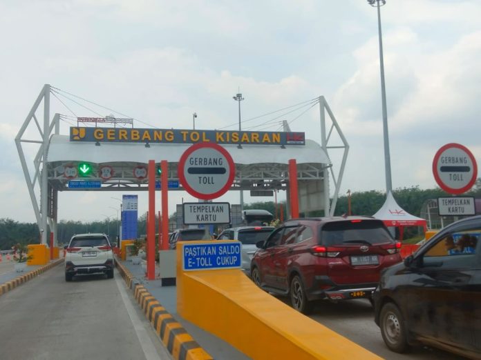 Susasana antrean kenderaan memasuki pintu tol Kisaran jelang libur tahun baru.