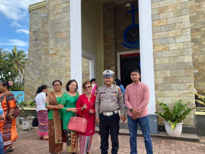 Tampak personel Polres Samosir berjaga di gereja HKBP kota Pangururan