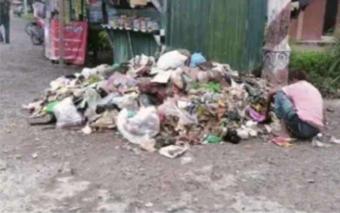 Tumpukan sampah di Medan Labuhan pasca banjir