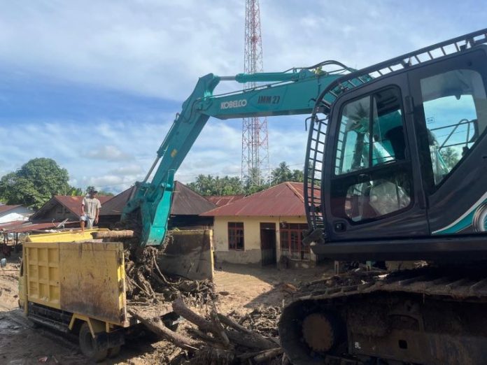 Pemulihan pasca banjir bandang di Kota Tua dan Simaninggir, Kecamatan Tano Tombangan Angkola, Tapanuli Selatan.