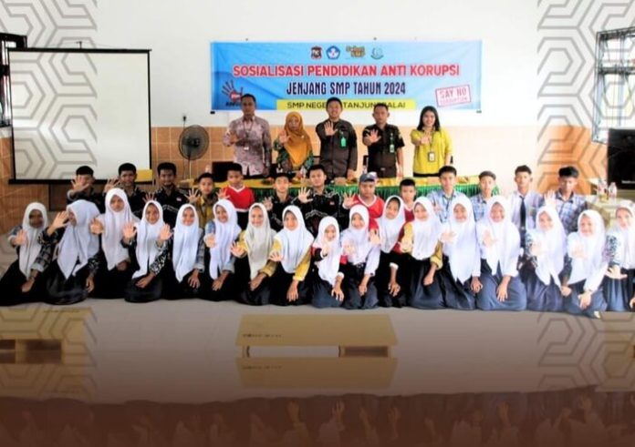 Bidang Intelijen Kejaksaan Negeri Tanjung Balai Asahan gencarkan program JMS yang inspiratif di sekolah (f:ist/mistar)