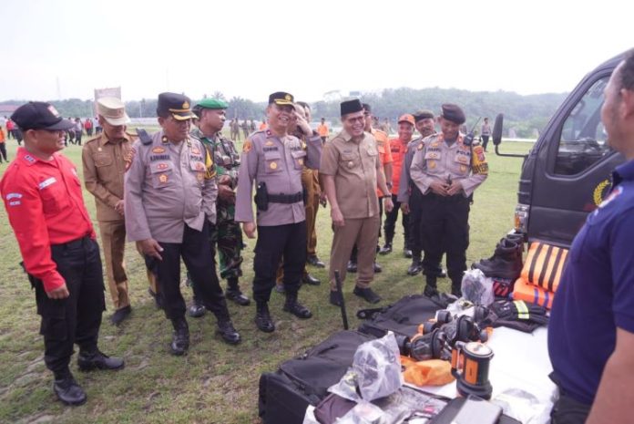 Wabup Labusel H. Ahmad Padli Tanjung, bersamaan forkopimda saat meninjau alat kesiapsiagaan menghadapi bencana.