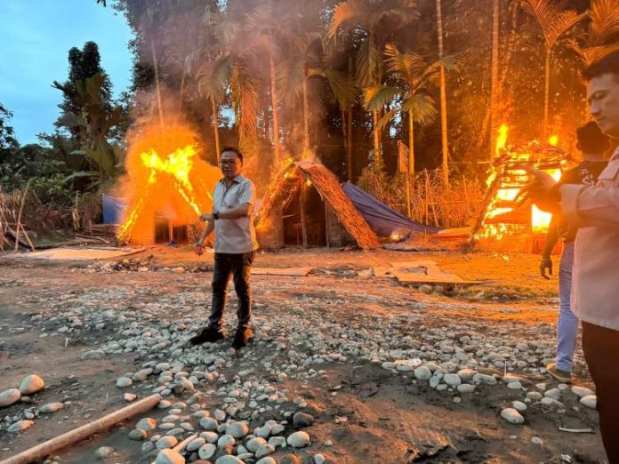 Personel Gabungan Polri-TNI saat memusnahkan sejumlah barak narkoba.