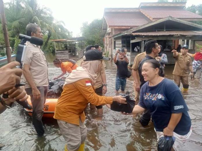 Sekretaris Daerah, Nurmalini Marpaung didampingi Kadis PUPR Tetty Juliany Siregar saat di lokasi banjir (ist.f/ mistar)