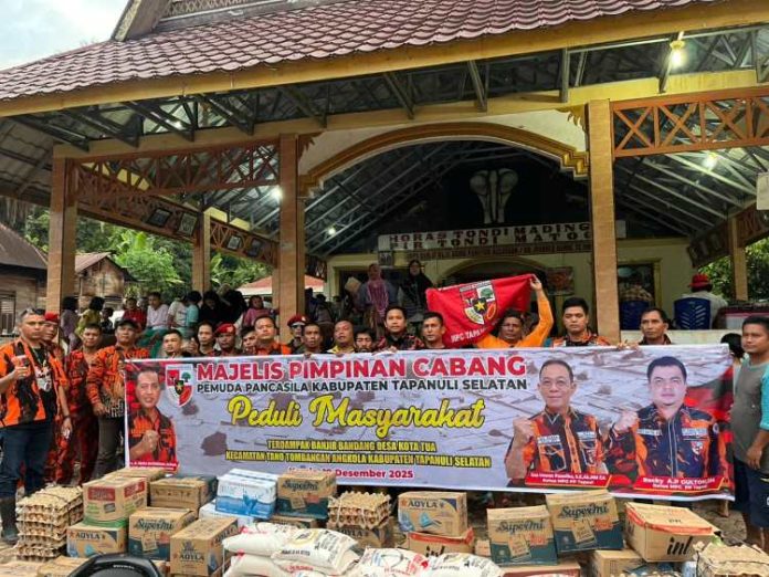 Pengurus MPC PP Tapsel serahkan 1 unit truk pengangkut air bersih untuk warga terdampak banjir bandang di Kota Tua dan Simaninggir.