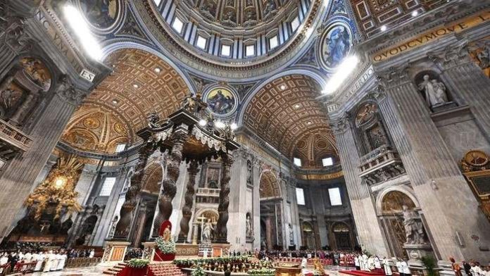 Basilika Santo Petrus di Vatikan yang menarik ratusan pengunjung untuk menghadiri misa tengah malam yang megah.