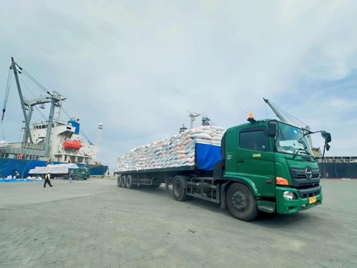 Kegiatan bongkar beras milik Perum Bulog meningkat untuk memenuhi kebutuhan pangan menghadapi nataru 2024 di Pelabuhan Belawan.