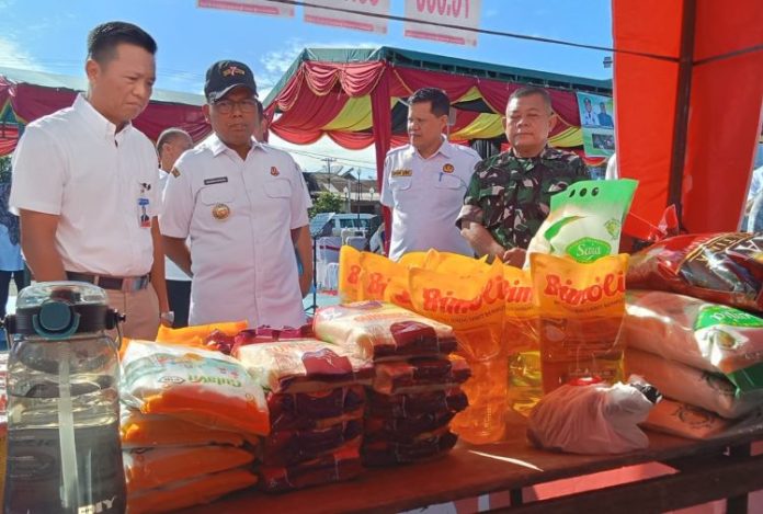 Kepala KCP Bulog Sibolga Junaidi Damanik saat mendampingi Pj. Bupati Tapteng Sugeng Riyanta meninjau kegiatan pasar murah di Alun-alun Pandan.