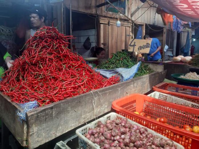 Pedagang Cabai, Bawang dan Tomat di Pasar Dwikora Pematangsiantar.