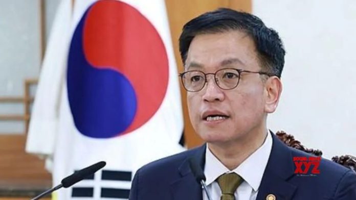 Wakil Perdana Menteri sekaligus Menteri Keuangan Korea Selatan, Choi Sang-mok, resmi menjabat sebagai presiden sementara Korsel.