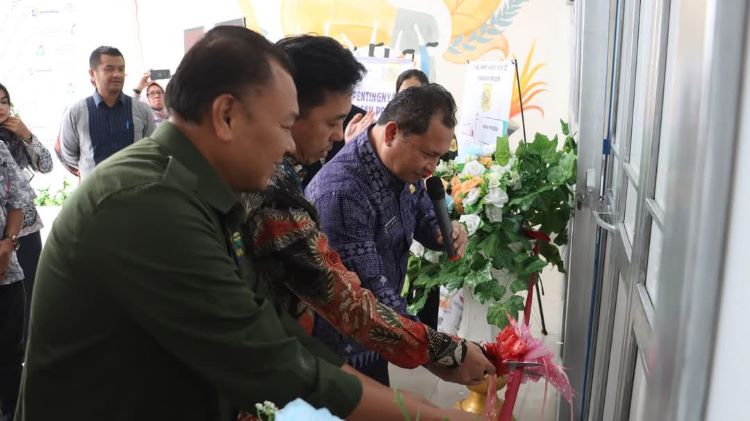 Peresmian Unit Layanan Kemasan Kabupaten Dairi dan Pameran Dagang Lokal Tahun 2024 yang bertemakan "Kemasan Unggul, Dairi Mendunia: Mewujudkan UMKM Kreatif dan Kompetitif" pada Kamis (19/12/24) di PLUT KUMKM Kabupaten Dairi. 