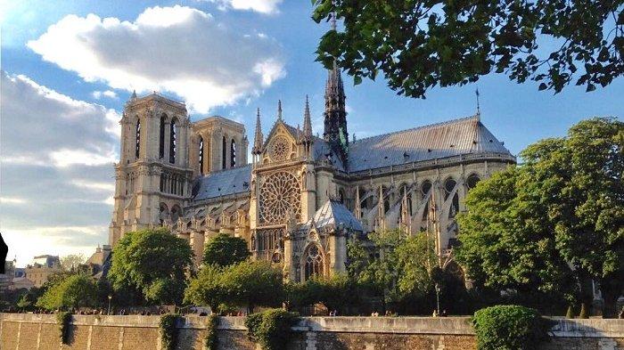 Katedral Notre Dame tetap menjadi destinasi Natal favorit di Paris.