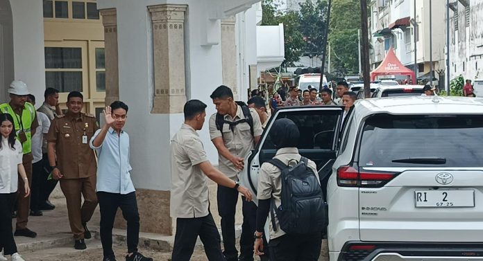 Wakil Presiden (Wapres) Republik Indonesia (RI), Gibran Rakabuming Raka meninjau progres revitalisasi gedung Warenhuis. (f:iqbal/mistar)