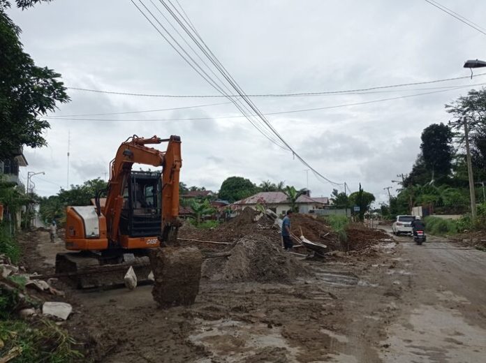 Pengerjaan saluran drainase di sepanjang Jalan Viyata Yudha - Handayani, Kota Pematangsiantar. (f:jonatan/mistar)