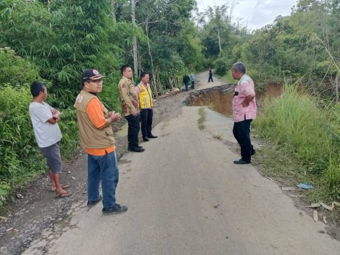 Pejabat BPBD Kabupaten Simalungun dan Camat Raya setempat meninjau longsor di Bahapal Raya. (f:ist/mistar)