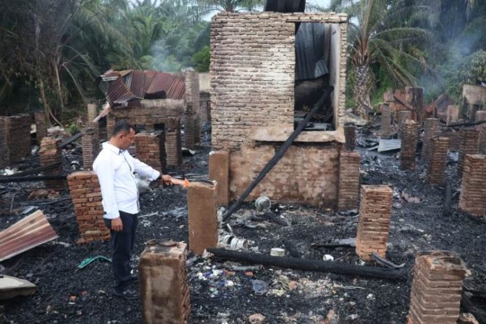 Personel Polres Labusel saat melaksanakan penyelidikan penyebab kebakaran di lingkungan Labuhan Baru, Kelurahan Kotapinang yang menghanguskan 11 rumah.