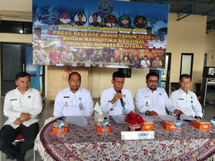 Kepala BNNP Sumut Brigjen Pol Toga Panjaitan saat melakukan konferensi pers akhir tahun.