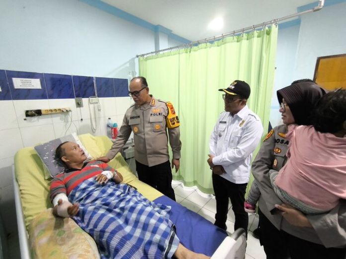 Kapolrestabes Medan, menjenguk Kepling Indra Utama.(f:ist/mistar)