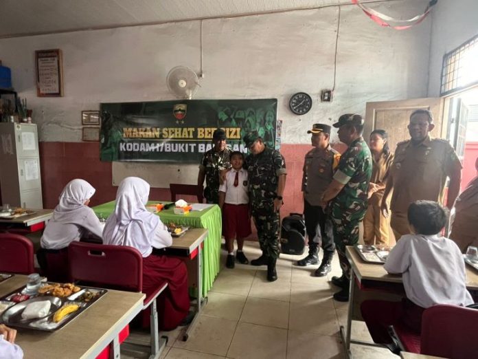 Kodam I/BB Sediakan Makanan Sehat Untuk Siswa SDN 060941.