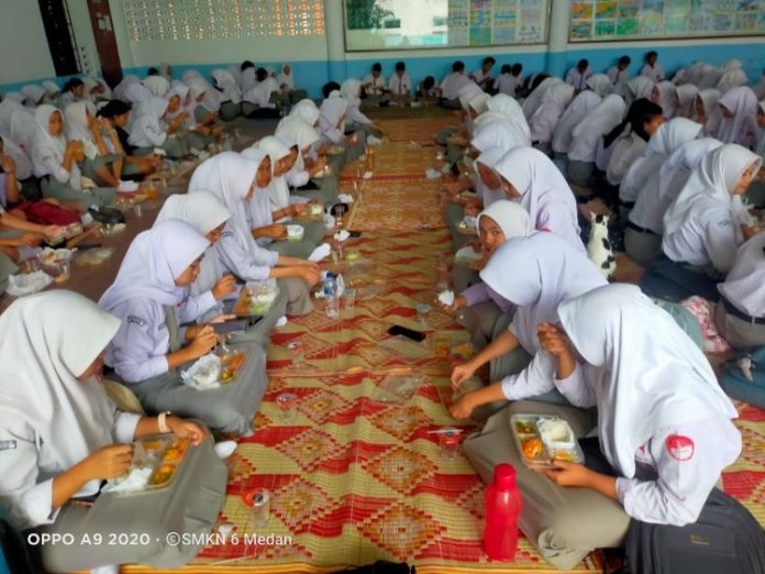 Pelajar SMKN 6 Medan mendapatkan program makan bergizi gratis pada Kamis (13/12/24).