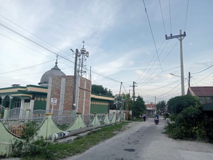 Tiang listrik telah berpindah beberapa meter ke kanan dari tempatnya semula sehingga tidak lagi menghalangi pekerjaan pembangunan menara mesjid.