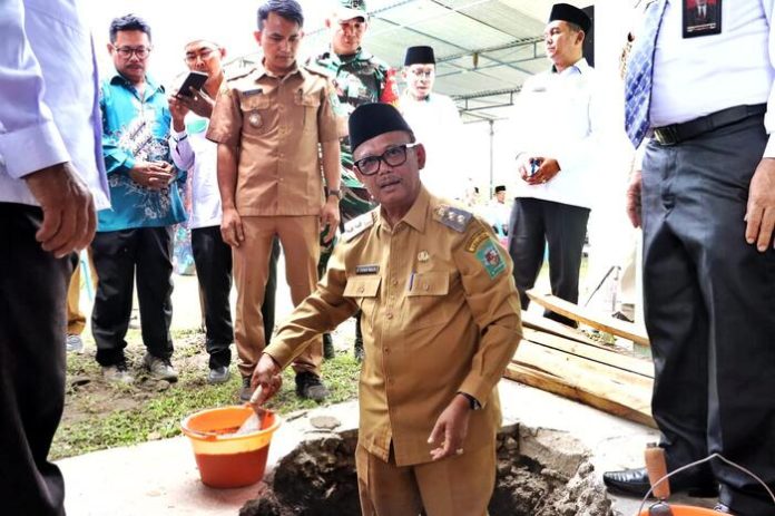 Wakil Bupati Simalungun H Zonny Waldi melakukan peletakan batu pertama pembangunan Masjid Al Barokah Ikhlas Beramal, berlokasi Jalan besar Sidamanik. (f:ist/mistar)