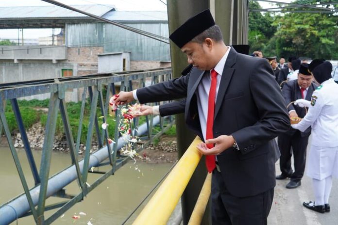 Unsur Forkopimda Kota Tebing Tinggi saat tabur bunga di jembatan Titi Gantung sebelum melaksanakan upacara.(f:ist/mistar)