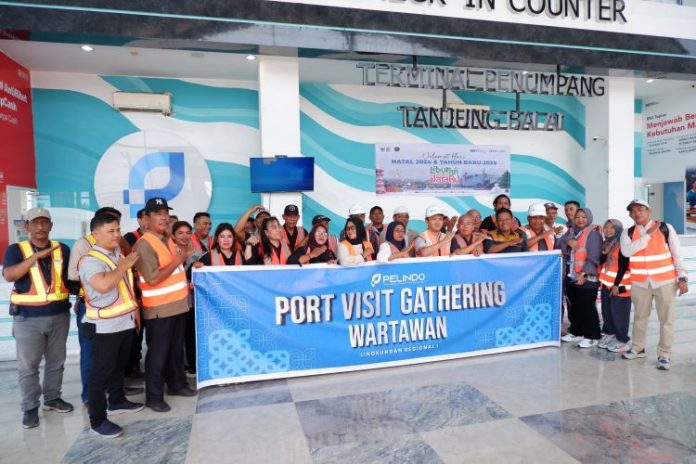 Para peserta media gathering dari Belawan diabadikan bersama GM Pelindo I Tanjung balai.