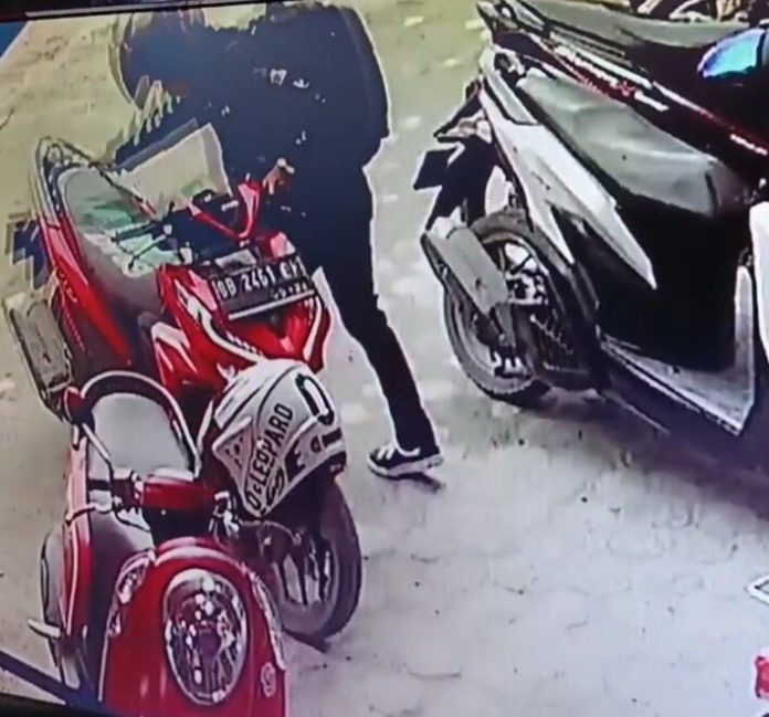 Aksi pencurian sepeda motor di parkiran Disdukcapil Taput terekam CCTV (f:ist/mistar)