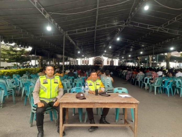 Anggota Polres Pematangsiantar tengah mengamankan ibadah Natal di Gereja, Jalan Gereja, Kelurahan Kristen.