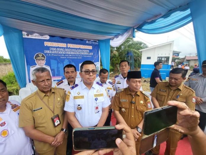 Wali Kota Tanjung Balai, Waris Tholib bersama Manager Pengamanan Divre I Sumut, Kadishub dan PT KAI Persero saat resmikan palang pintu KA di Tanjung Balai.